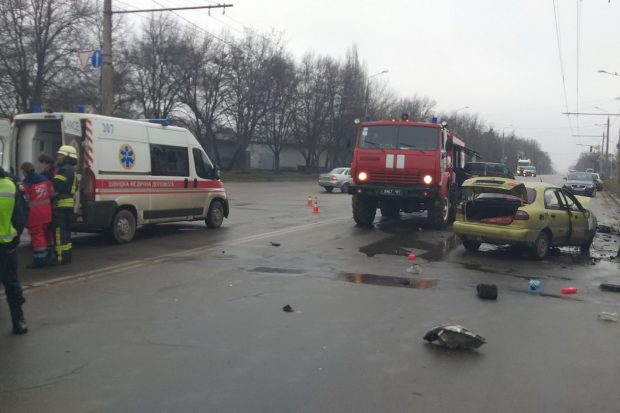 В Харькове столкнулись две легковушки: водителя и пассажира доставали спасатели