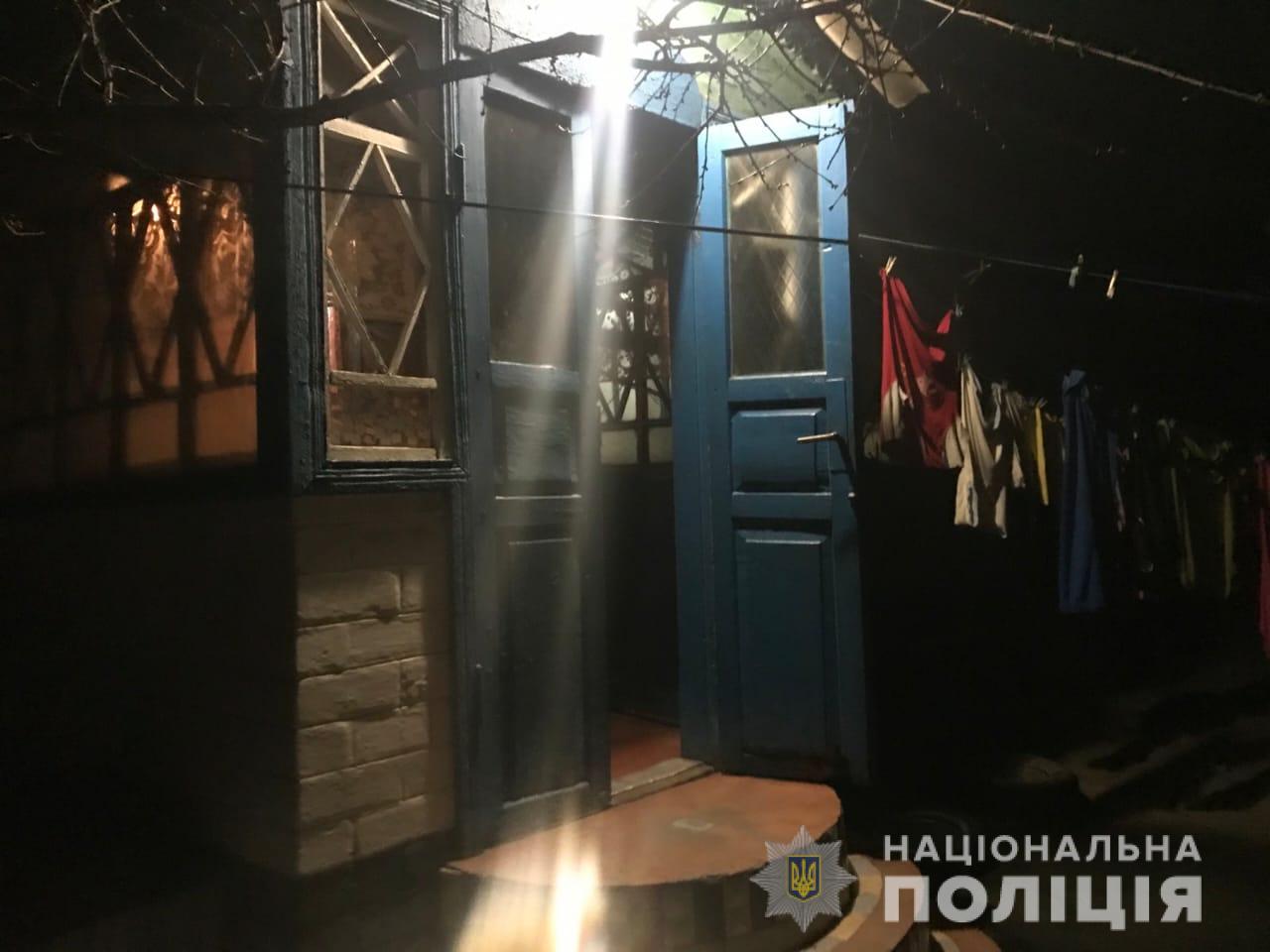 Под Харьковом маленькая девочка, защищая маму, едва не зарезала бабушку