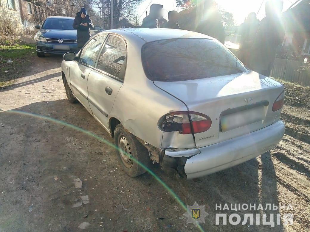 В Харькове двое пьяных, угрожая пистолетом, ограбили мужчину и угнали его автомобиль