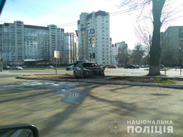 На Московском проспекте столкнулись две легковушки: один автомобиль в результате сгорел