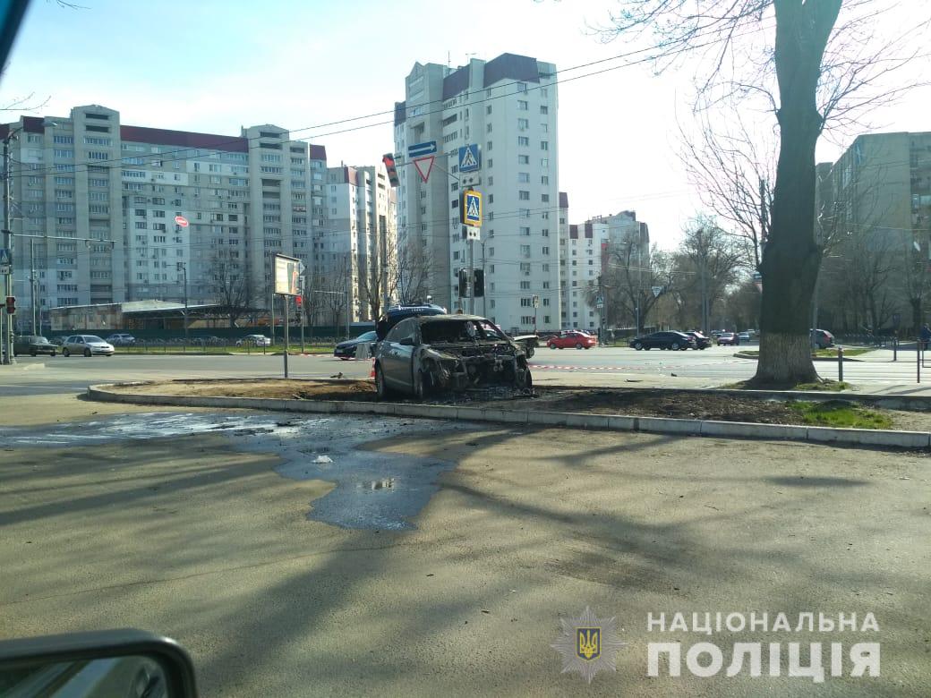 На Московском проспекте столкнулись две легковушки: один автомобиль в результате сгорел