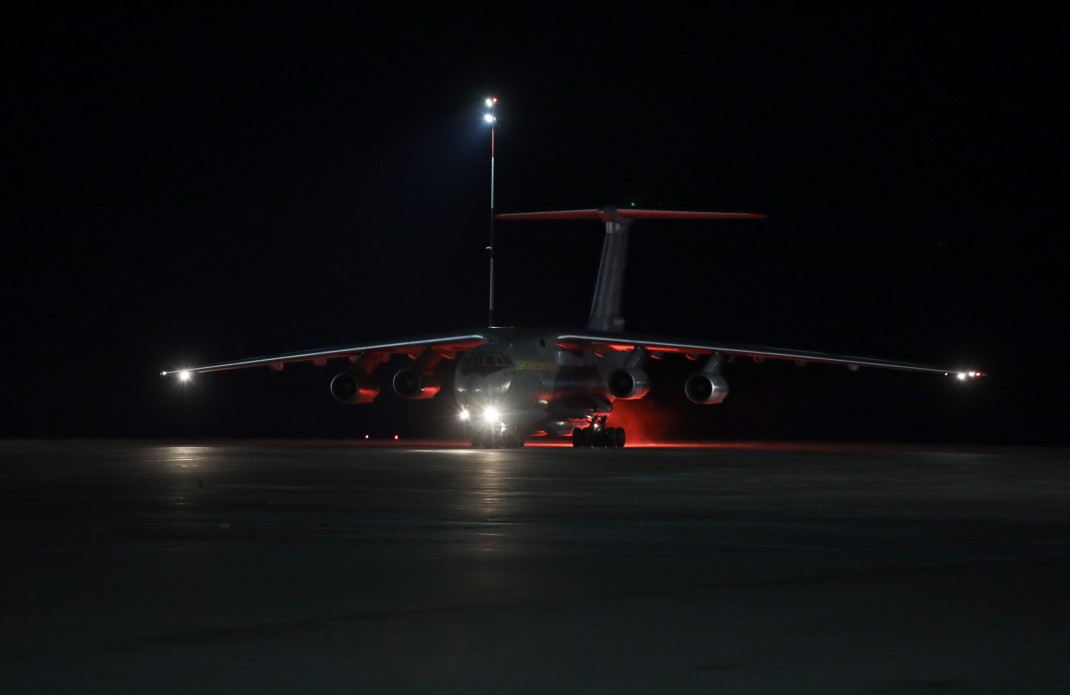 В Украину из Китая прибыл самолет с партией тестов для выявления коронавируса