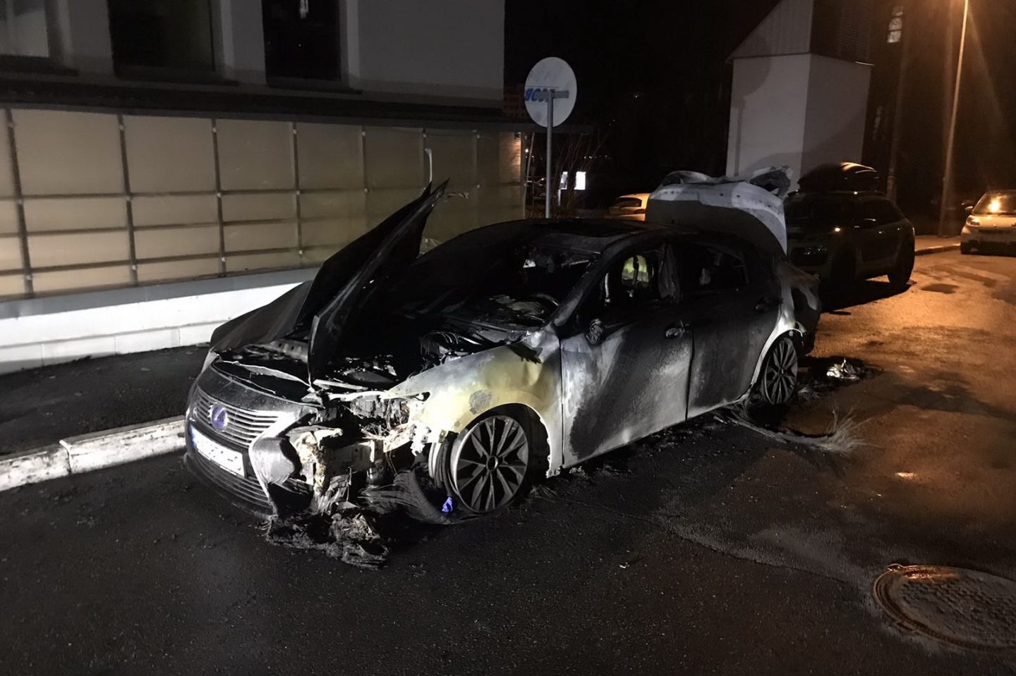 В Харькове во дворе дома сожгли Lexus