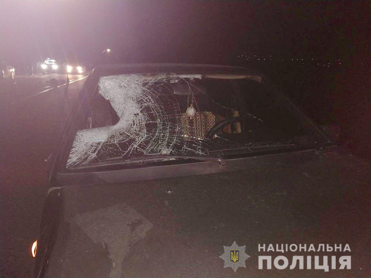 Под Харьковом мужчину сбил автомобиль и переехал грузовик