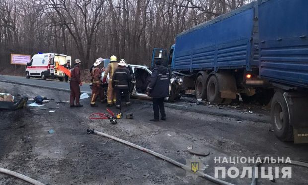 Под Харьковом столкнулись КАМАЗ и легковушка: погибли четыре человека