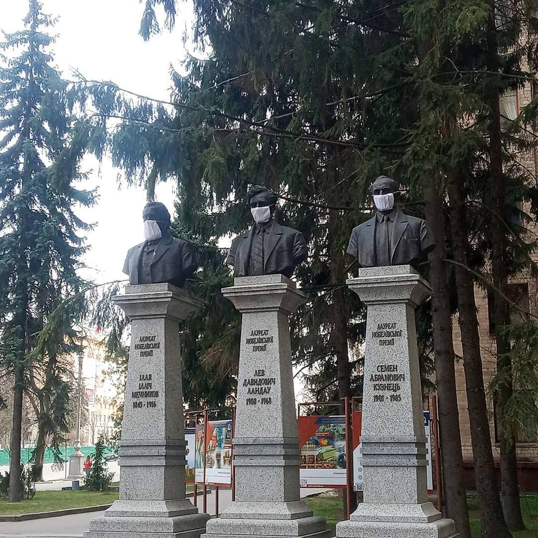 В Харькове на памятники Нобелевским лауреатам надели медицинские маски (фото)