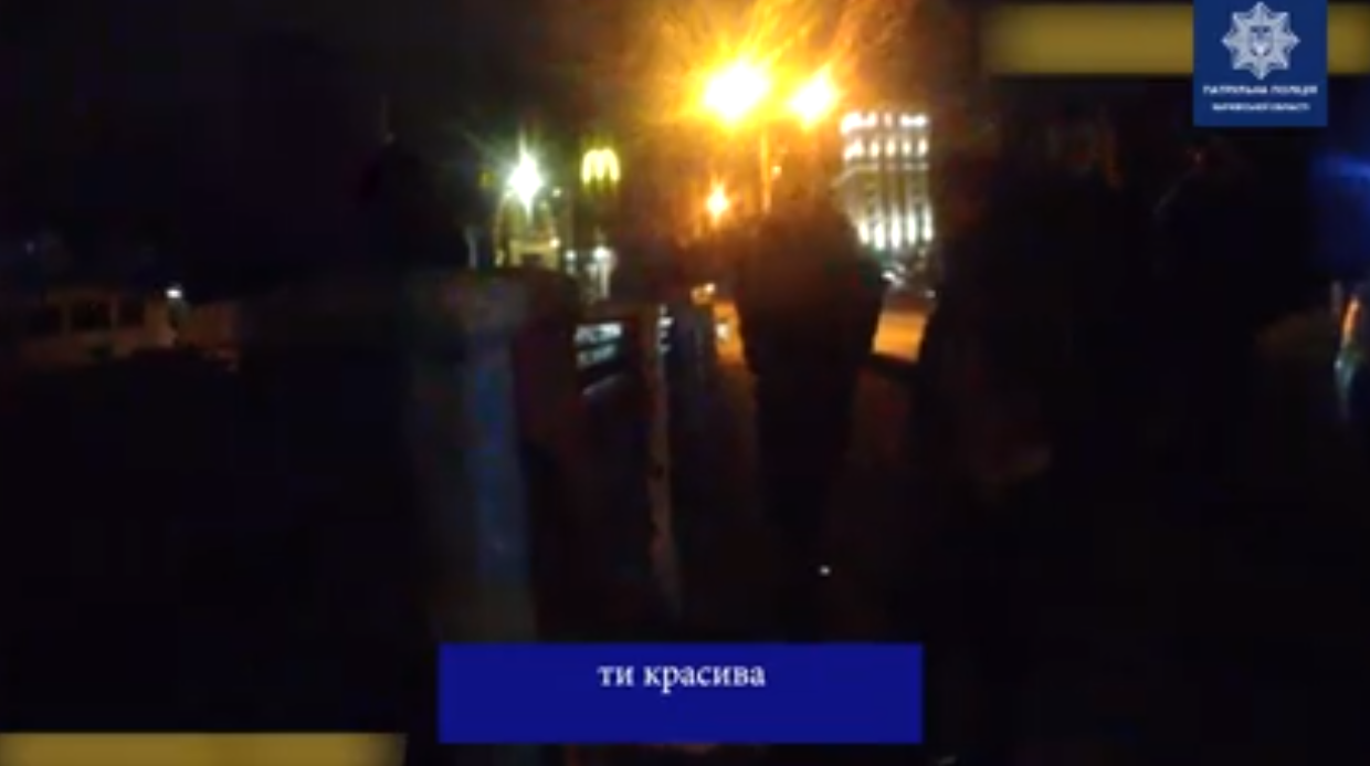 В Харькове патрульные спасли девушку, которая хотела прыгнуть с моста (видео)