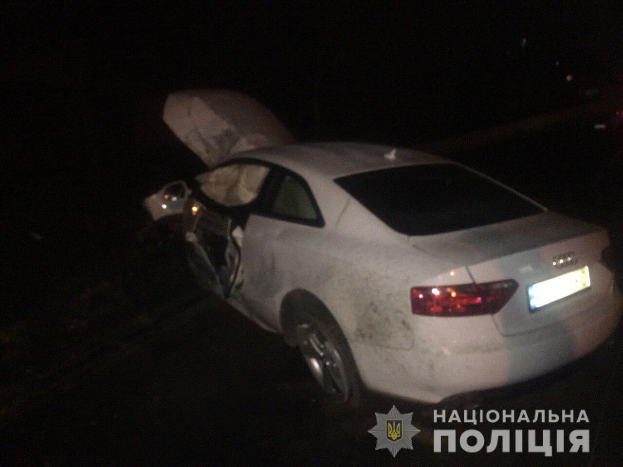 В Харькове автомобиль въехал в столб: пострадали водитель и пассажир
