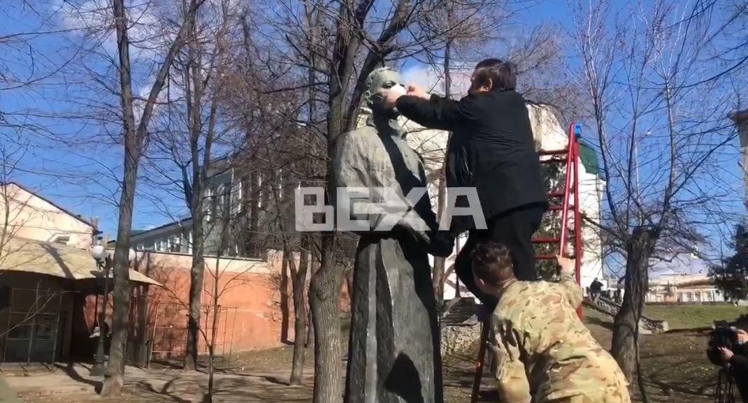 На памятник Григорию Сковороды надели медицинскую маску