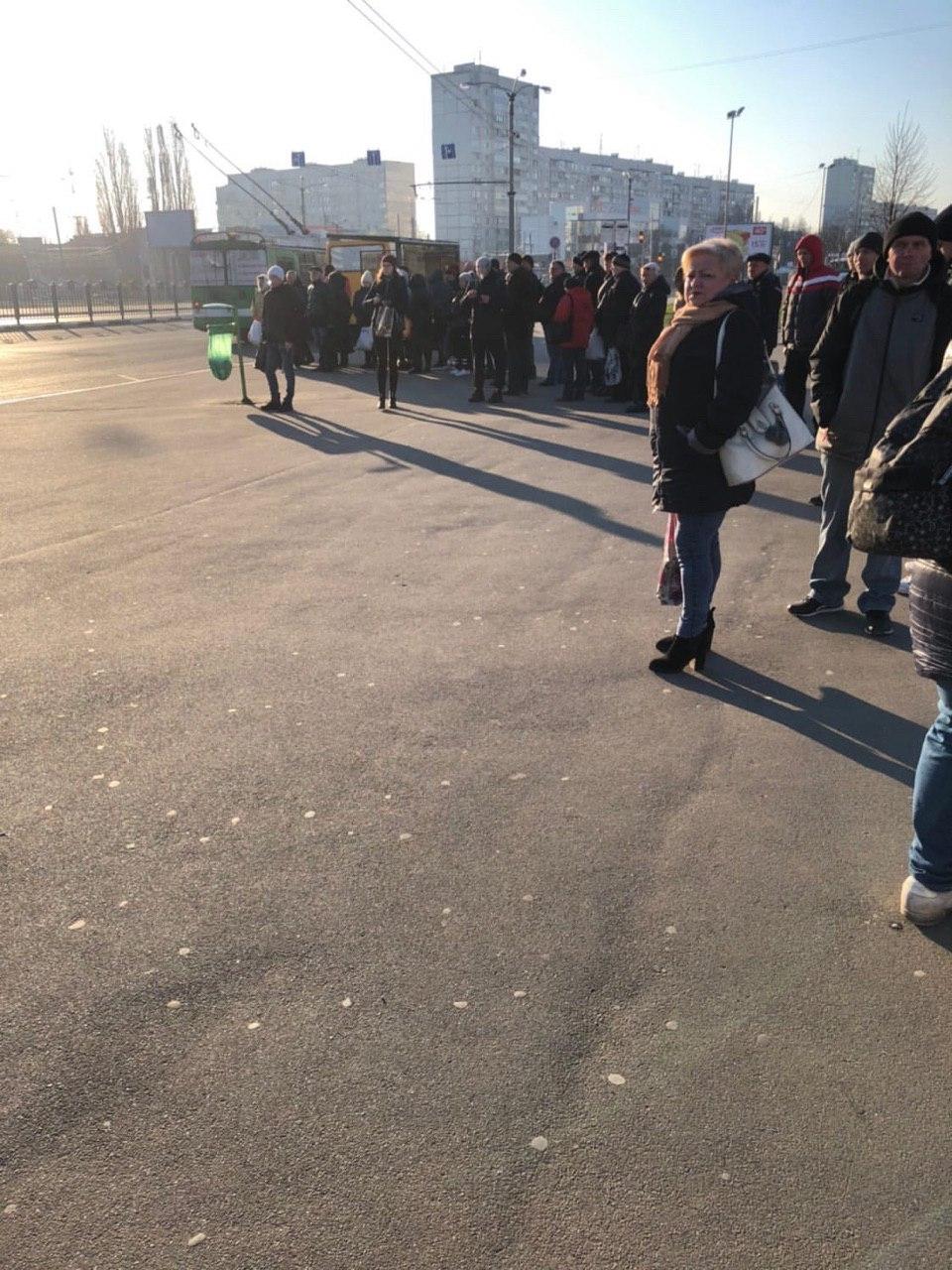 В социальных сетях показали, как Харьков справляется без метро (видео)