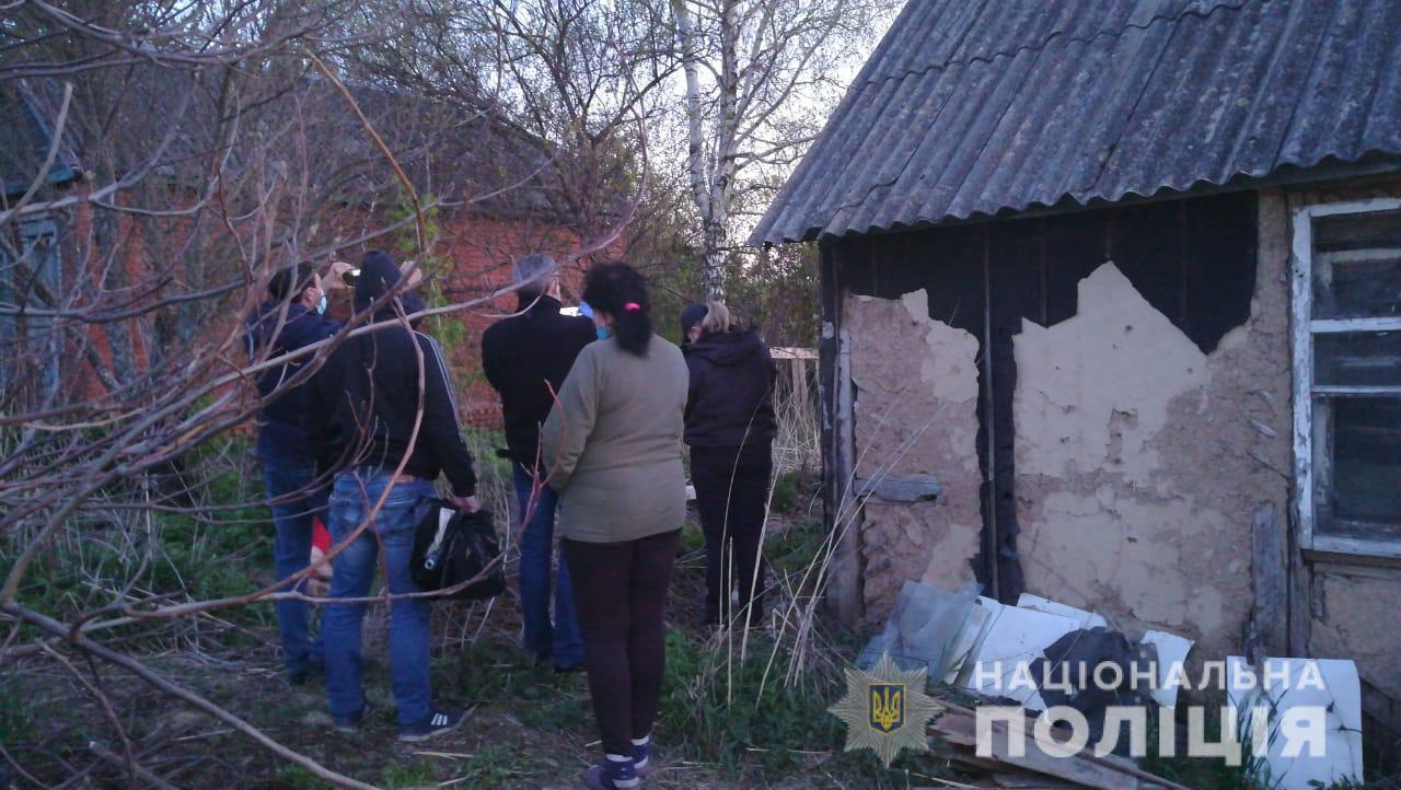 Под Харьковом полицейские откопали останки мужчины, которого убили пять лет назад (видео)
