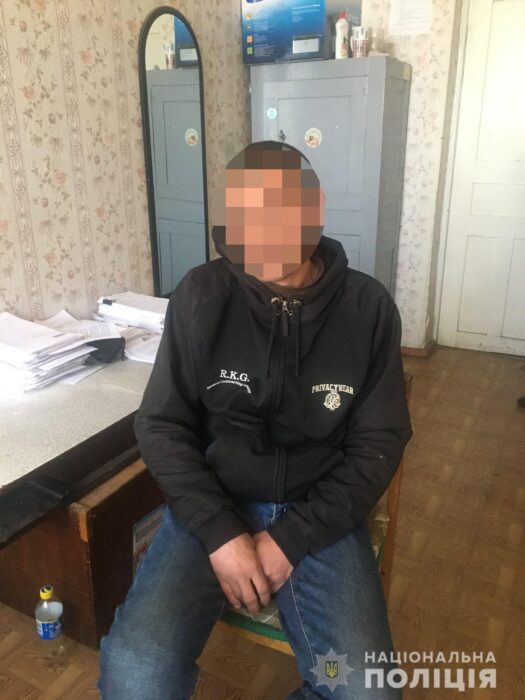 На Харьковщине мужчина ворвался во двор к женщине и угрожая пистолет требовал деньги