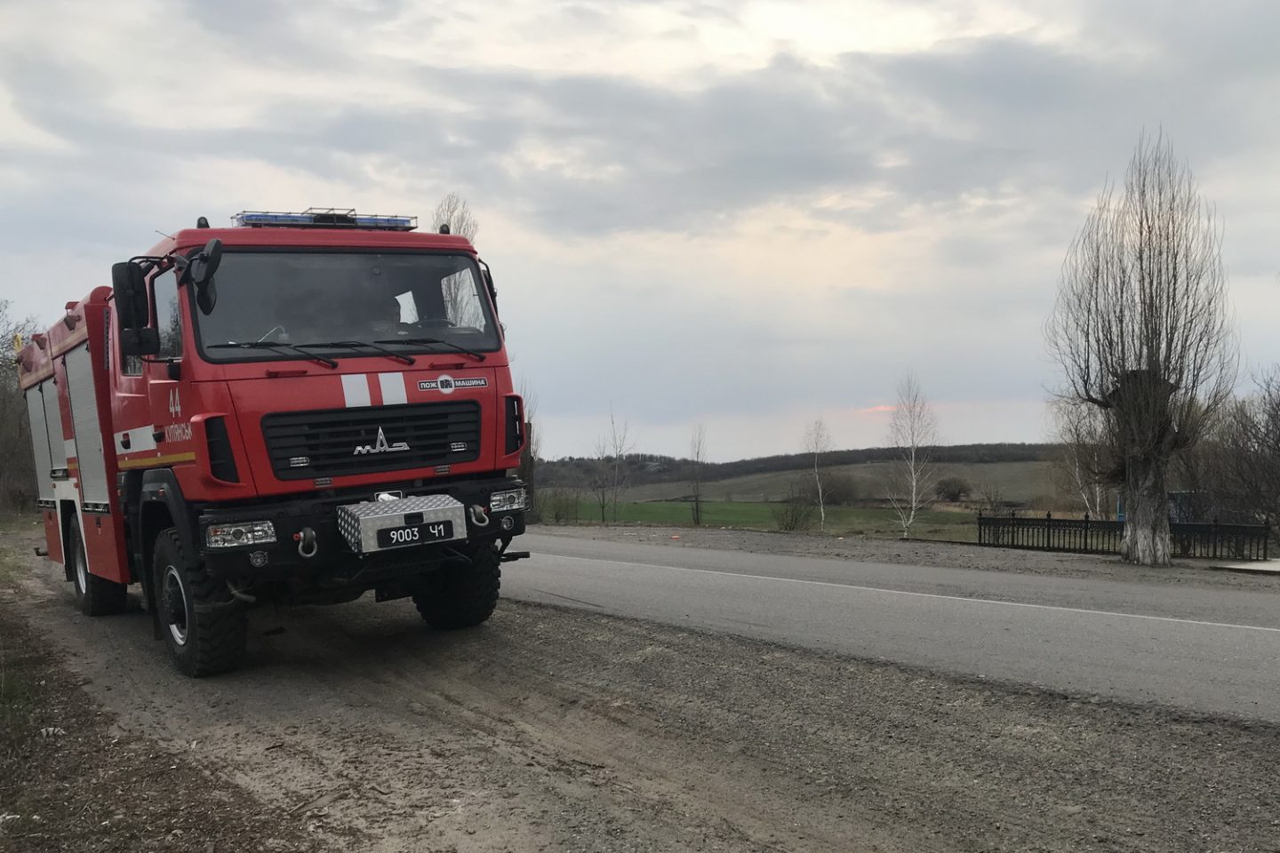 Под Харьковом горел сухостой: огонь угрожал жилым домам, отелю и АЗС