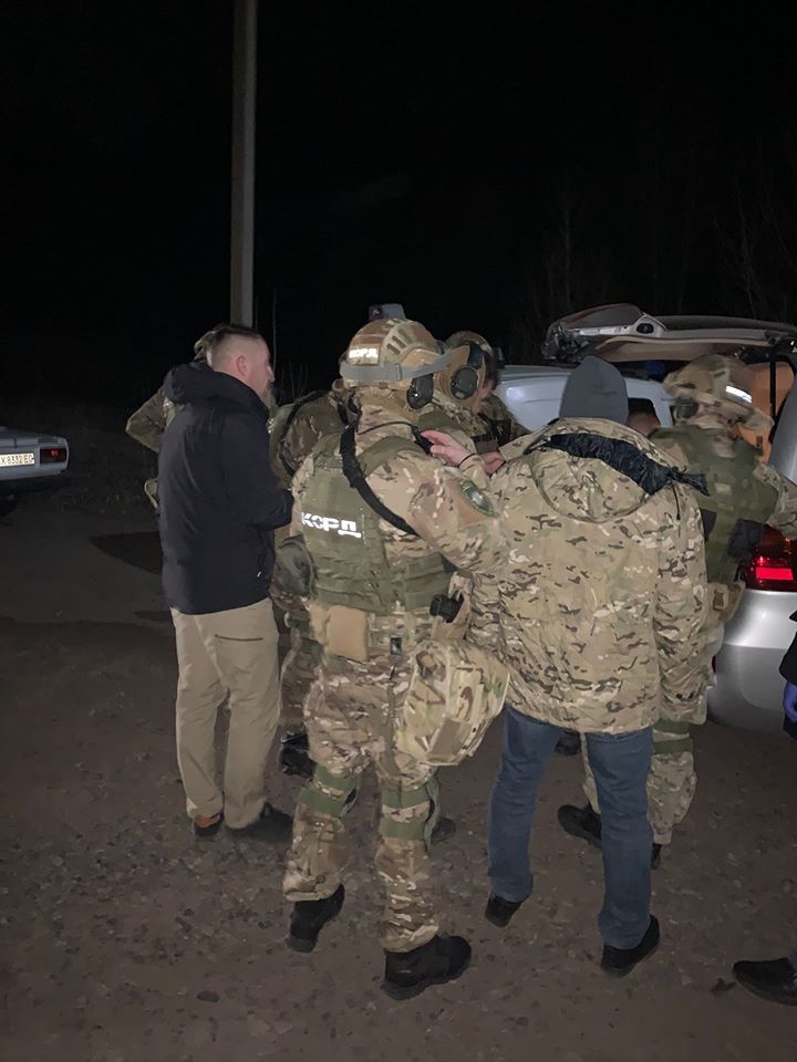 В Харьковской области мужчина забаррикадировался в квартире, угрожая сожительнице и соседям гранатой