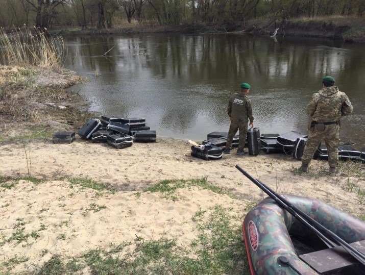 В Харьковской области на берегу нашли 13 тысяч пачек контрабандных сигарет