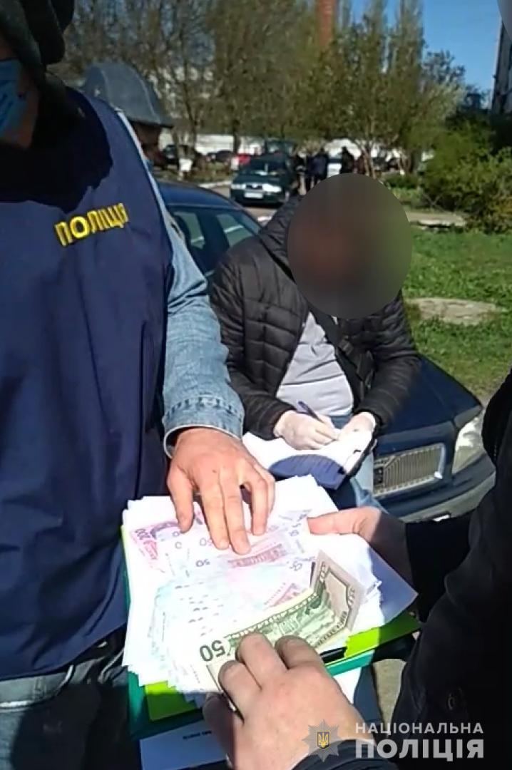 Под Харьковом двое мужчин вымогали у фермера деньги (видео)