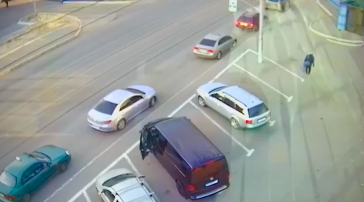 В Харькове полицейский за откуп не заметил автоворов – ГБР (видео)