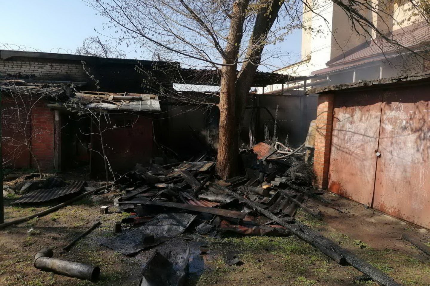 Возле академии НГУ сгорел сарай