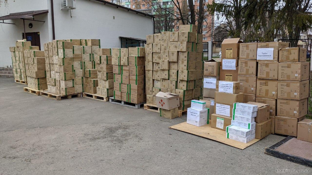 Харьковской областной инфекционной больнице передали тысячи респираторов, костюмы биозащиты и все необходимое для ИВЛ