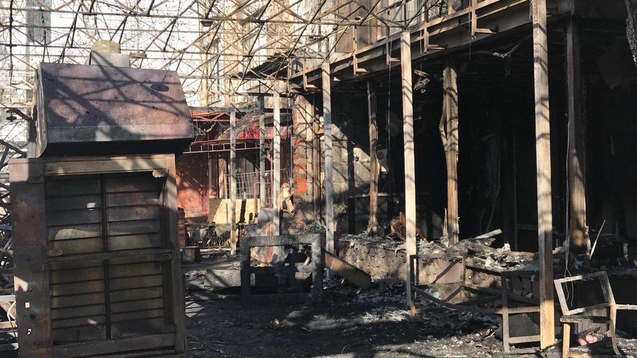 На проспекте Науки сгорело кафе “4 сезона”