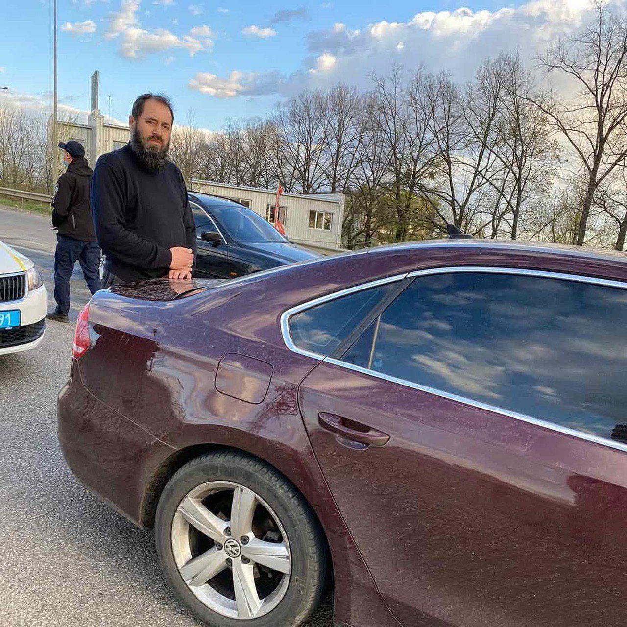 В Харькове патрульные остановили автомобиль с пьяным священником за рулем