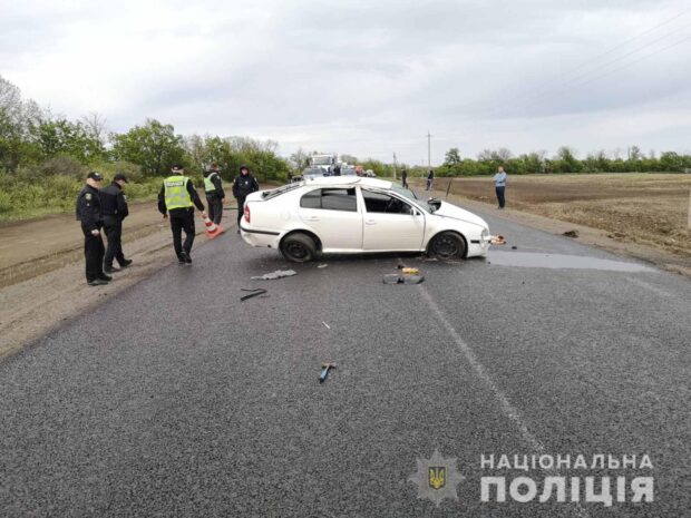 Под Харьковом на трассе перевернулся автомобиль: водитель погиб