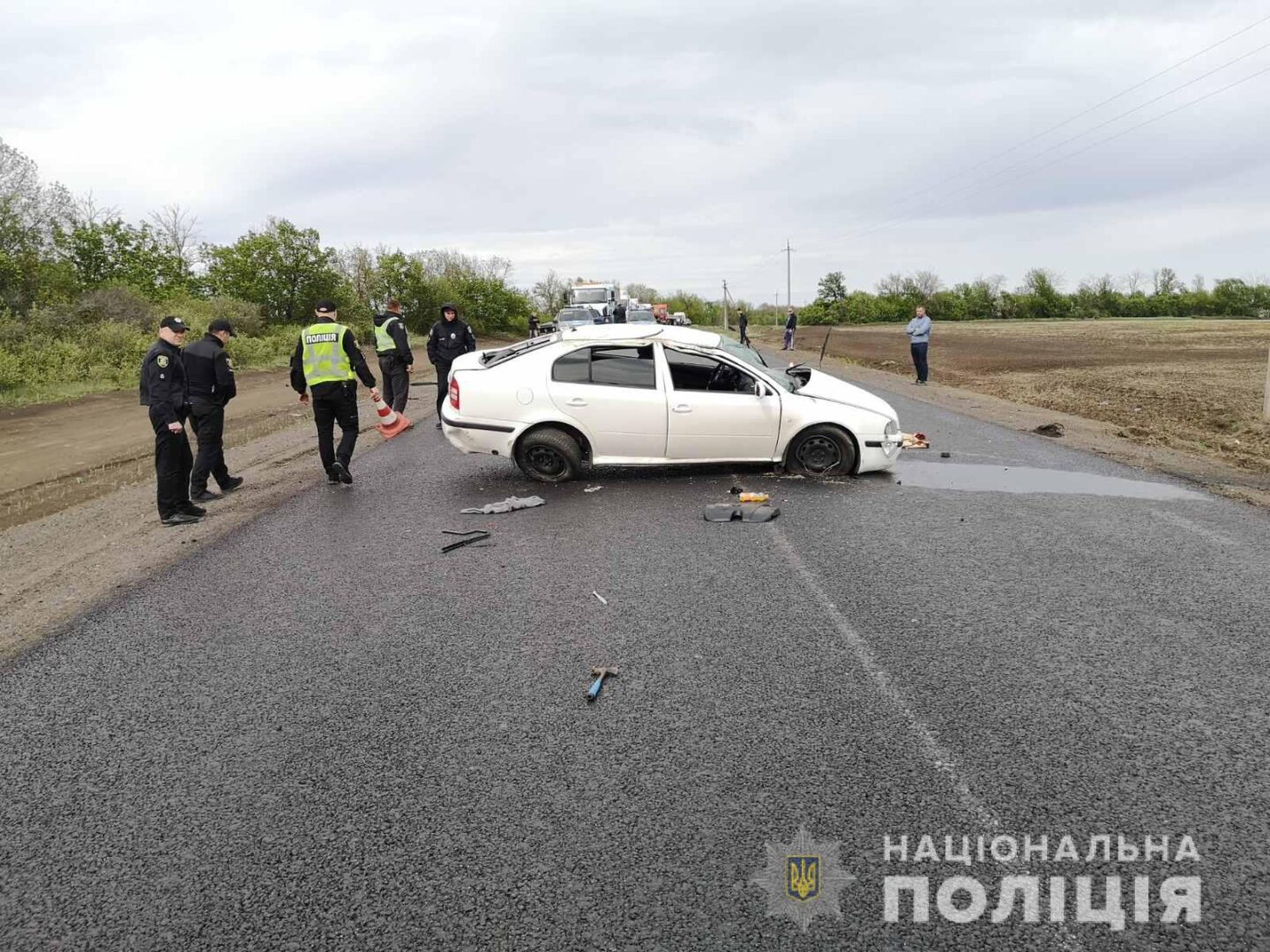 Под Харьковом на трассе перевернулся автомобиль: водитель погиб