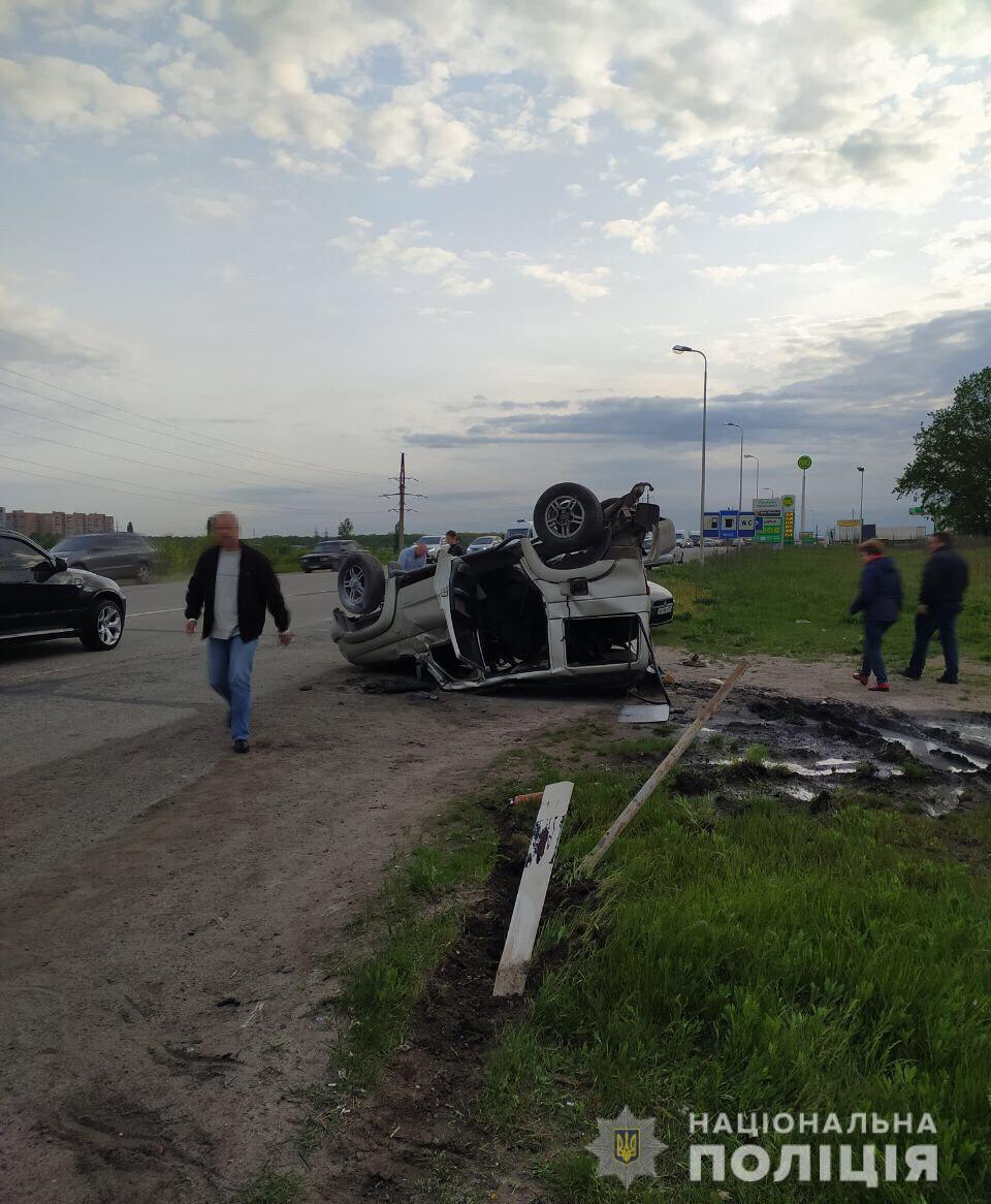 В Харькове в результате аварии перевернулся автомобиль