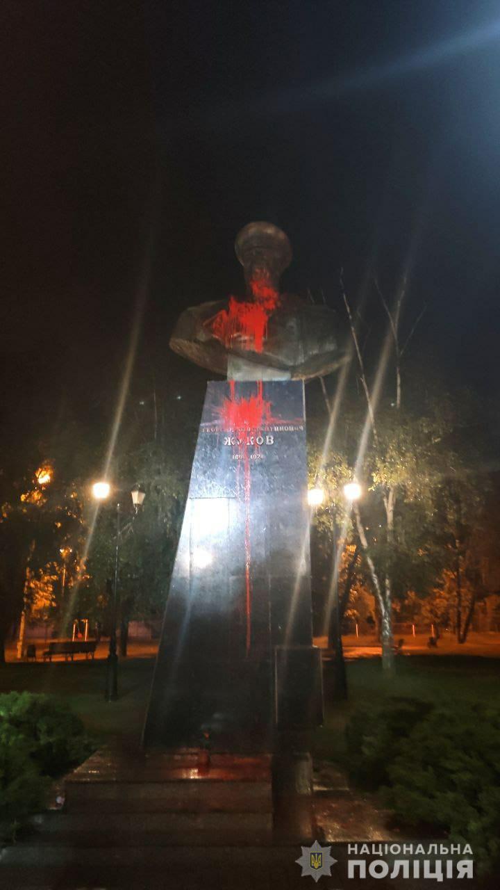 Бюст Жукову облили красной краской