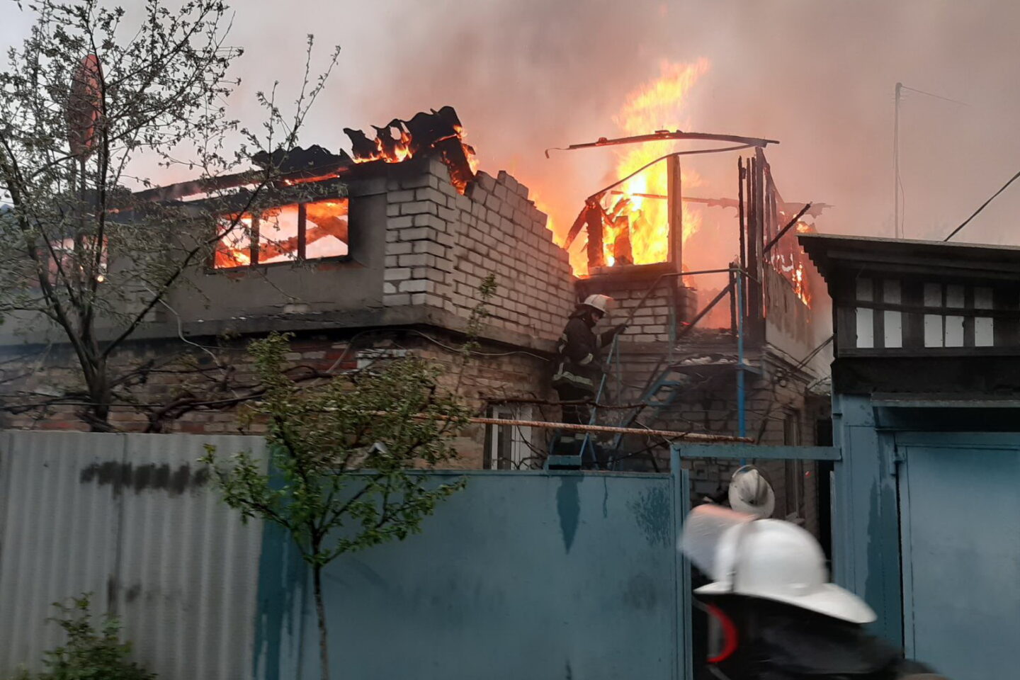В Харькове горел жилой дом: людей эвакуировали через окно