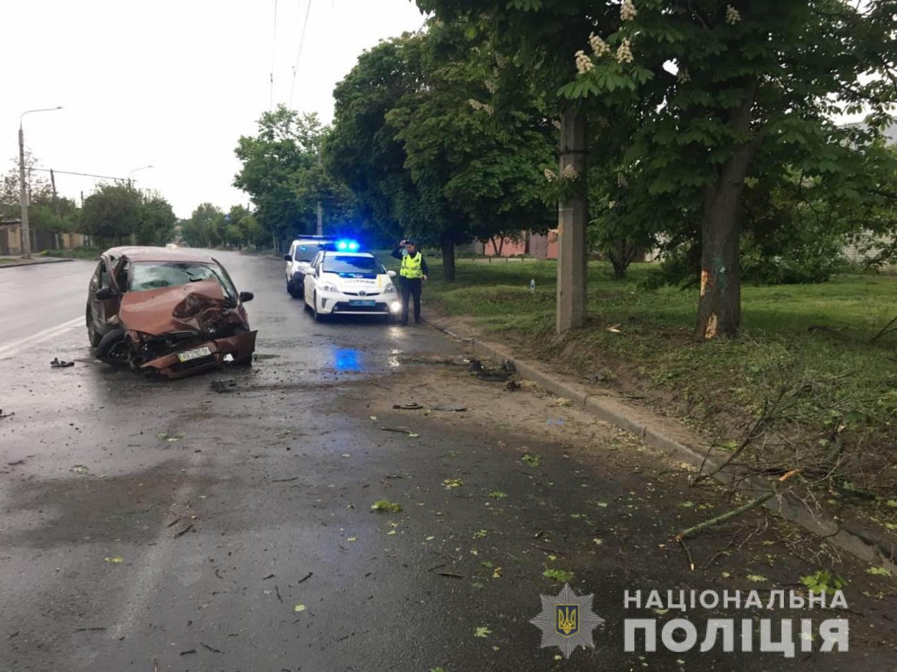 В Харькове водитель не справился с управлением и въехал в дерево