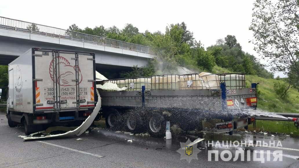 В Харьковской области в результате аварии на трассу вылилась соленная кислота