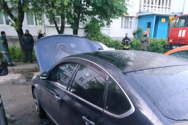 В Харькове во дворе многоэтажки горел автомобиль