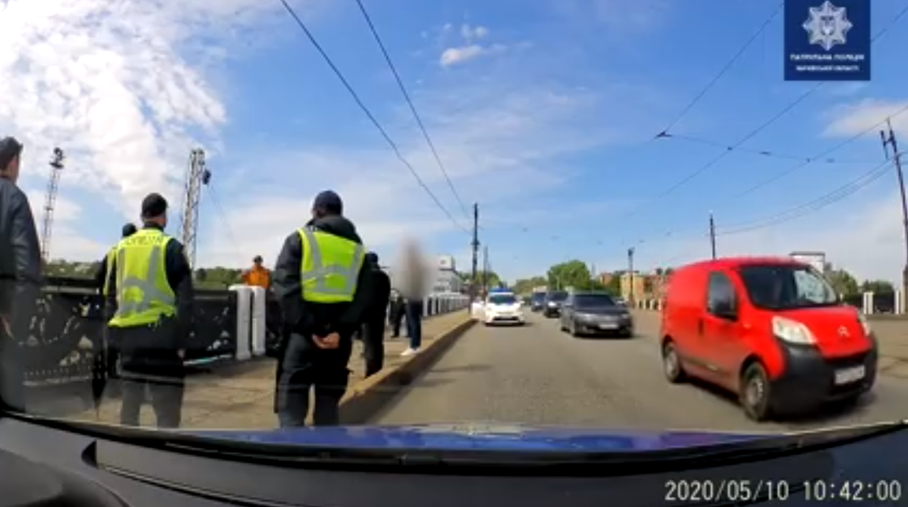В Харькове патрульные спасли мужчину, который хотел прыгнуть с моста (видео)