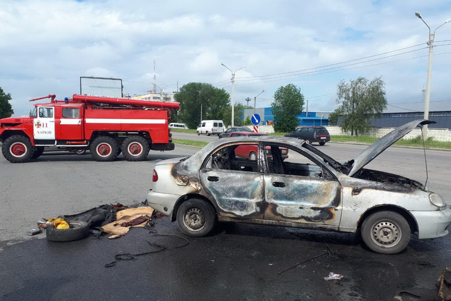 В Харькове загорелся автомобиль: водитель получил ожоги