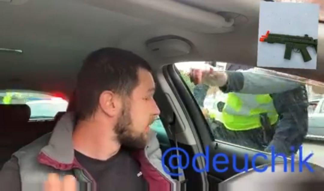 В Харькове полицейский батальона особого назначения вызвал в подкрепление четыре экипажа полиции из-за игрушечного автомата (видео)