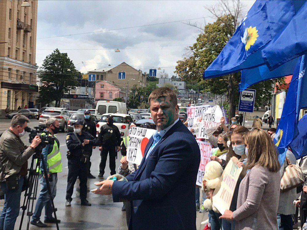 В Харькове облили зеленкой главу “ОПЗЖ” Андрея Лесика