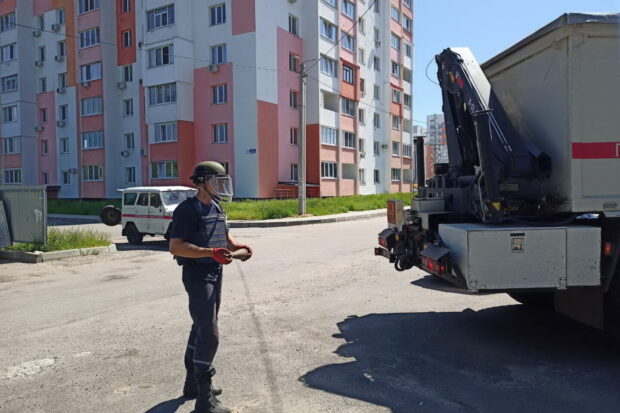 В Харькове из мусорного контейнера достали минометную мину