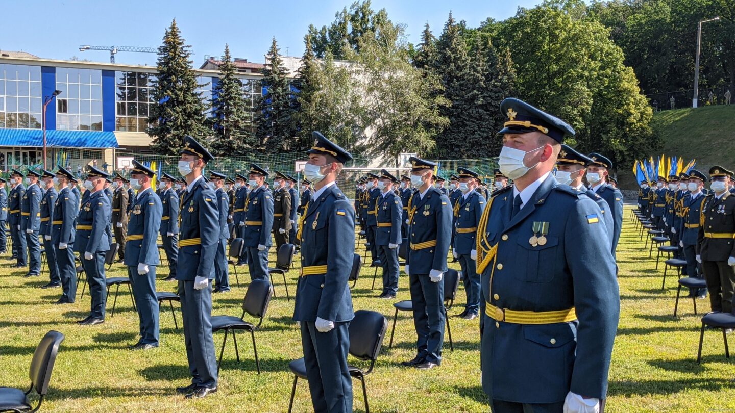 В Харькове 585 молодых офицеров получили первые военные погоны