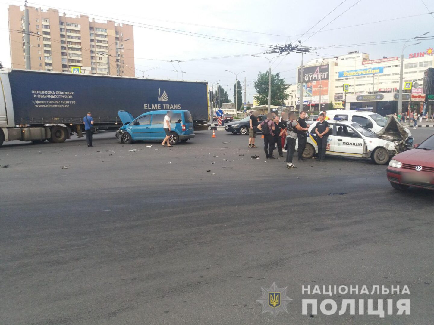 В Харькове произошло ДТП при участии автомобиля полиции: пострадала трехлетняя девочка