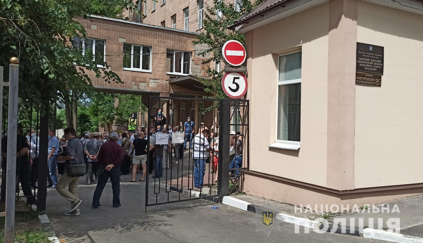 Столкновения у диспансера в Харькове: полиция задержала 68-летнего мужчину
