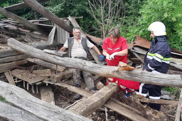 Под Харьковом двоих мужчин привалило обломками заброшенного дома