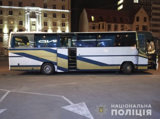 В Харькове камнями забросали автобус со сторонниками Шария