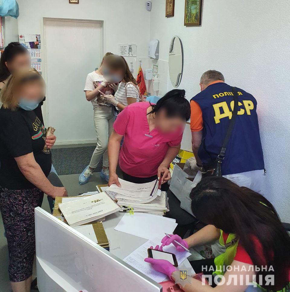 В Харькове обыскивают аптеки и больницу