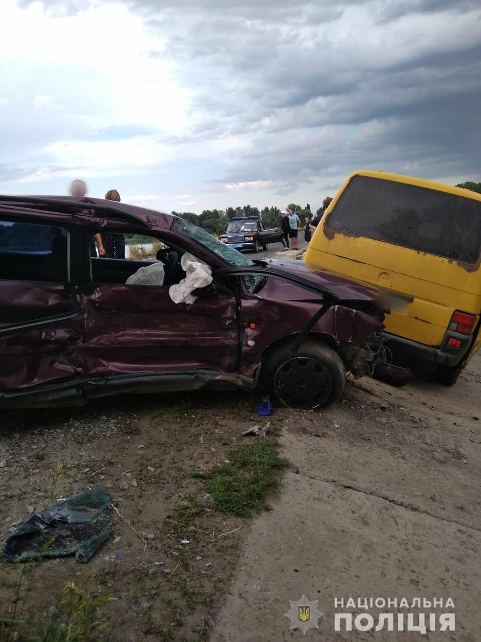 Под Харьковом мужчина врезался в припаркованные у дороги автомобили: есть пострадавшие