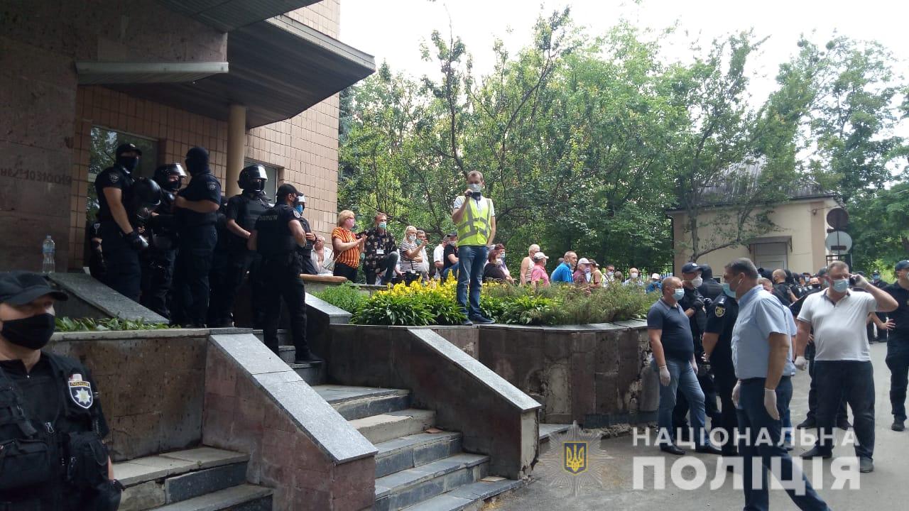 Столкновения у диспансера в Харькове: полиция открыла три уголовных дела (видео)