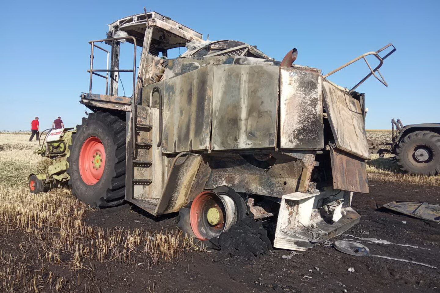 Под Харьковом на поле загорелся комбайн