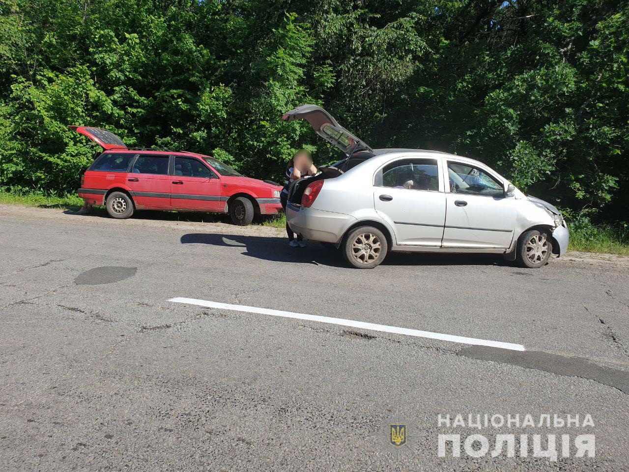 Под Харьковом мужчина бросился под колеса автомобиля