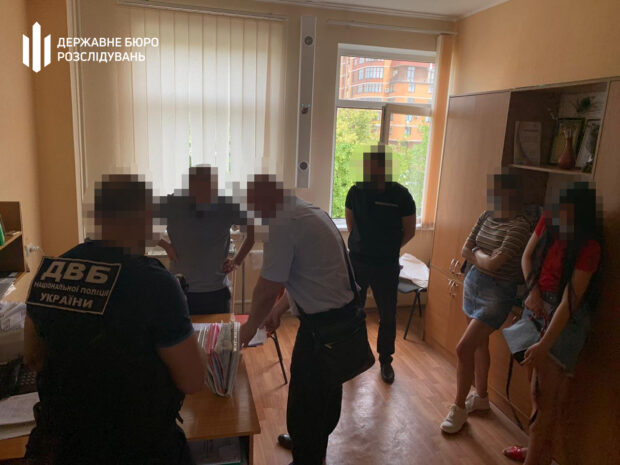 ГБР подозревает двоих харьковских полицейских в продаже наркотиков и ограблении