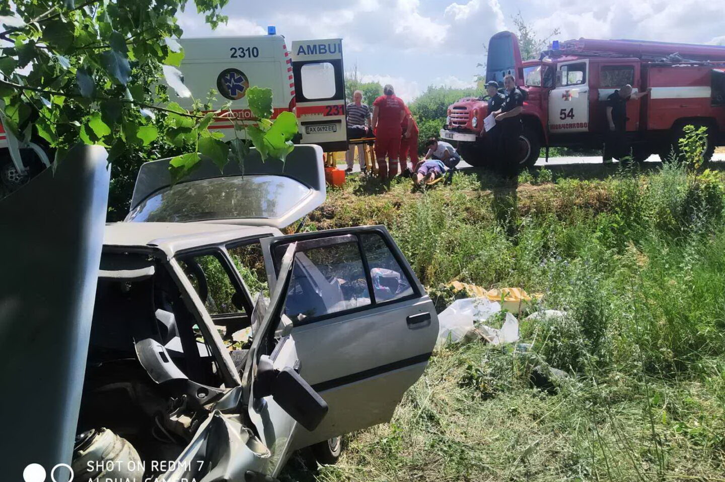 Под Харьковом спасатели деблокировали из автомобиля пострадавших в аварии